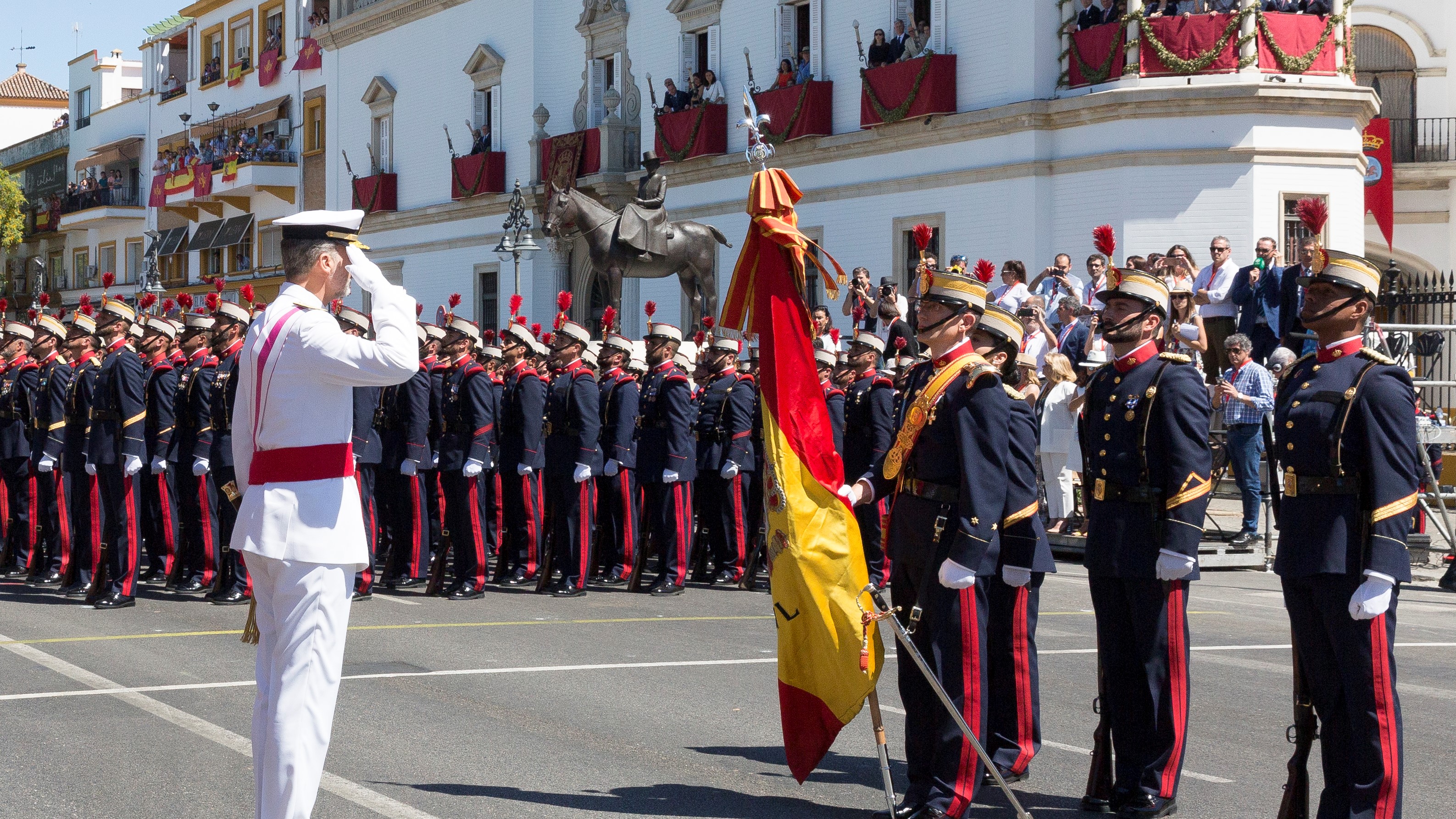 S. M. el Rey saluda a la bandera de España