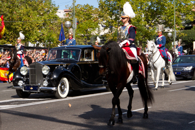 Escuadrón de Escolta Real escoltando a la Familia Real el día de la Fiesta Nacional