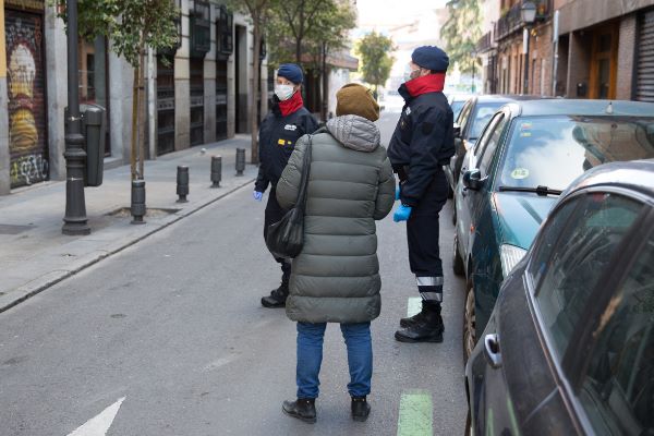 Una patrulla por un barrio de Madrid