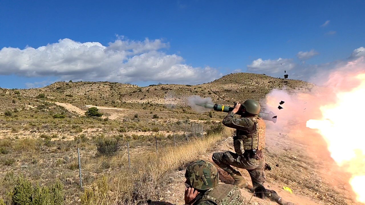 Un montero disparando un lanzagranadas C-90