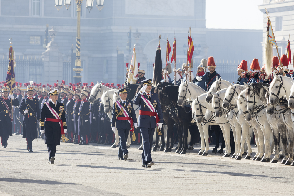 S. M. el rey Felipe pasa revista a las unidades montadas de la Guardia Real