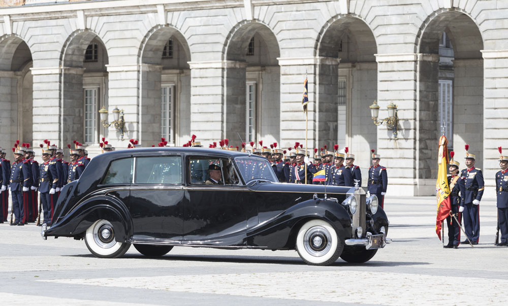 Instantánea del Rolls Royce que condujo al presidente Petro y a su esposa hasta Palacio Real de Madrid